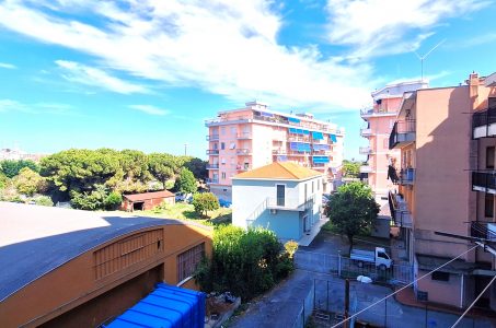 Ampio Trilocale con Balcone con scorcio di Vista Mare - Albenga